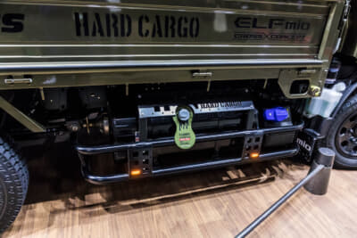 いすゞ エルフミオ クロスコンセプト:サイドにも燃料タンクのガードを兼ねたパネルを設置