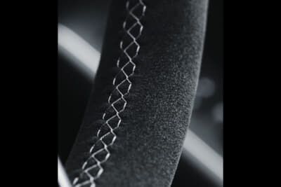 ホンダ シビック タイプR レーシングブラックパッケージ：ステアリングなどにシルバーのステッチが施されている