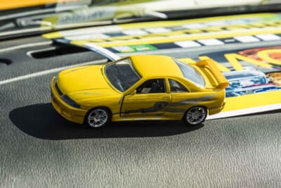 日産 スカイライン タイプM：ダッシュボードには『ワイルド・スピード』のレオンが乗る日産33型スカイラインGT-Rのミニカーが飾られていた