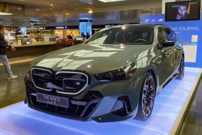 ミュンヘン空港内のBMWの展示。地元企業ならではです。アウディも近いので、アウディのデカデカとした広告も有名
