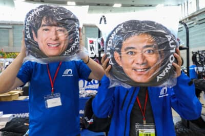 オートウェイのCMキャラクターを務める博多華丸大吉のお二人の笑顔がプリントされたクッション。同社SNSをフォローし、くじで当たった人にプレゼントされた