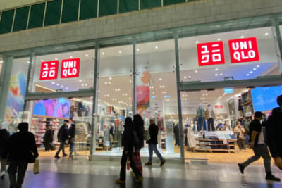 ローマのテルミニ駅構内にもユニクロがありました。ヨーロッパでは日本の約1.7倍の価格なので、高級です。日本の価格を知っていると買えません