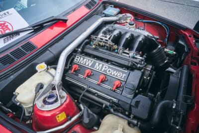 BMW E30型 M3スポーツエボリューション：クリーンなエンジンルームにはカーボンインテークが装着される