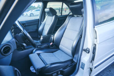 BMW E34型 525i：純正の電動スポーツシートが装着されている