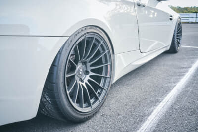 BMW E92型 M3：ホイールにエンケイ製のRS05RRをチョイス。ノーマルフェンダーで10.5J、タイヤ幅285を履きこなしているのが自慢のポイントだという