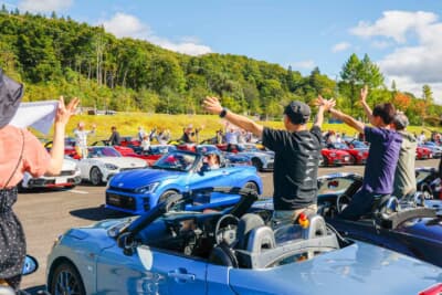 3回目となる2024年も秋晴れのなか大いに盛り上がった山形オープンカーフェス。2日目は寒河江ダムに場所を移して開催された