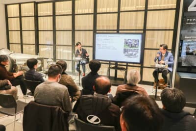 2024年12月中旬に富士モータースポーツ・ミュージアムで「1929年インヴィクタと日本のモータースポーツの夜明け」をテーマに行われた講演会。パネルを使って自己紹介する小林大樹氏(写真左側)