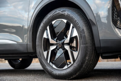 プジョー 2008 GT ブルーHDi：ちょっとアヴァンギャルド的なデザインのアロイホイール。タイヤサイズは215/60R17