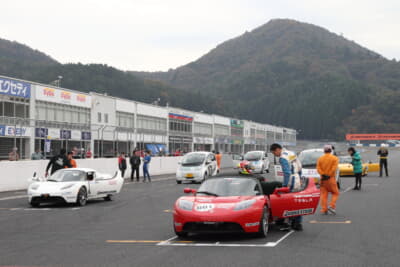 JEVRAシリーズ発足当時の2010年の岡山戦ではテスラ ロードスターや三菱i-MiEVが参戦していた