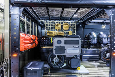 いすゞ エルフミオ クロスコンセプト:ラックにはさまざまなアタッチメントを装着することでシステムアップが可能