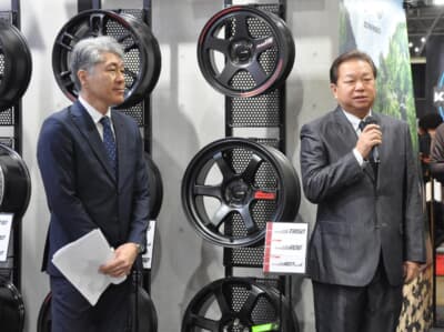 マルカサービスの福野直樹社長（左）から、FDJ2についての発表があったあと、FORMURA DRIFT JAPANを統括しているMSCの岩田和彦代表（右）から詳細の説明があった