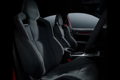 ホンダ シビック タイプR レーシングブラックパッケージ：ラックススエードの専用フロントシートを装備
