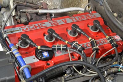 エンジンヘッドカバーには「DOHC 16V TURBO」と「COSWORTH」の文字が