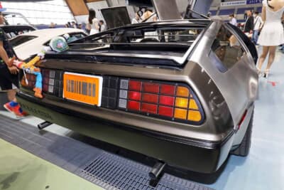 デロリアン DMC-12：クラシックなルーバーを採用。個性的なテールライトを装備する