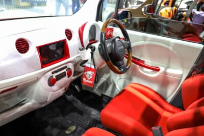 ダイハツ ムーヴラテ：ノーマルの車内はグレー。それをフィルムやペイントでレッド＆ホワイトに変更