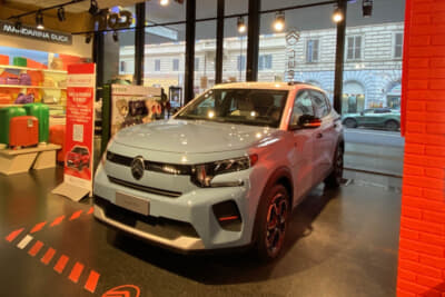 ローマのテルミニ駅構内のショップエリアにはシトロエン e-C3が展示されていました。色といい、デザインといいオシャレで可愛い！