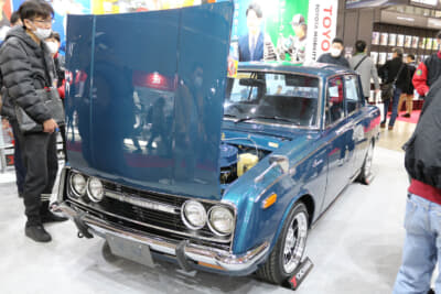 トヨタ東京自動車大学校 光冠：エンジンが見えるようにボンネット（写り込み具合に注目！）を開けた状態で展示されていた