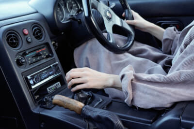 ユーノス ロードスター:長らくペーパードライバーだったという“moemi”さん、特訓により今ではスムーズにロードスターを走らせる