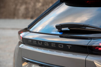 プジョー 2008 GT ブルーHDi：テールエンドは水平を強調したデザイン