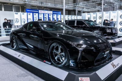 レクサス LC500：右側にはWORK VS KF＃のブリリアントシルバーブラックを装着