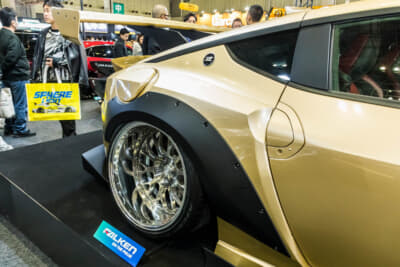 KUHL 34ZR-GTWR SPEC-D：オーバーフェンダーをブラックペイントのままとすることで、往年のワークスフェンダーや「フェアレディ240ZG」を彷彿させるデザイン