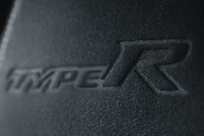 ホンダ シビック タイプR レーシングブラックパッケージ：ヘッドレストにはロゴが刻印されている