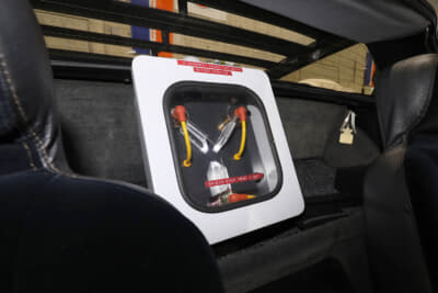 デロリアン DMC-12：室内に未来のタイムマシン装置「次元転移装置」に似せたユニットを追加