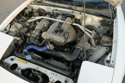 ユーノス ロードスター:エンジンルームから推測すると吸気系は効率の良いエアクリーナーを装着し、テイン製のサスペンションを装着しているのが分かる