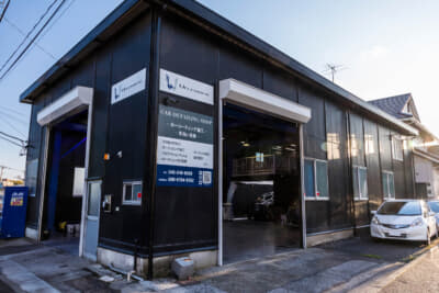 大きな倉庫のような建物の中では常時高級車が作業を受けている