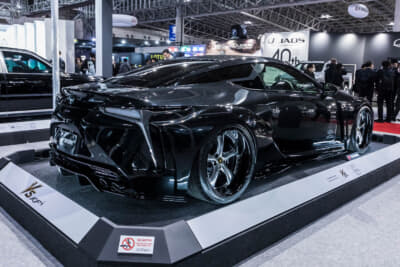 レクサス LC500：右側にはWORK VS KF＃のブリリアントシルバーブラックを装着