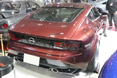 フェアレディRZ34ZGマルーン：1971年式のフェアレディ240ZGを模したオリジナルの“ZG”ノーズを装着してマルーンに塗られているから、遠目には1971年式のフェアレディ240ZGと見紛うばかり