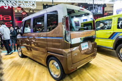 キャルズモーター Sandy：テールランプまわりやリアバンパー中央にもクロームのガーニッシュを装着