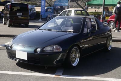 3代目「CR-Xデルソル」として1992年に登場。トランストップと呼ばれる電動オープントップが特徴