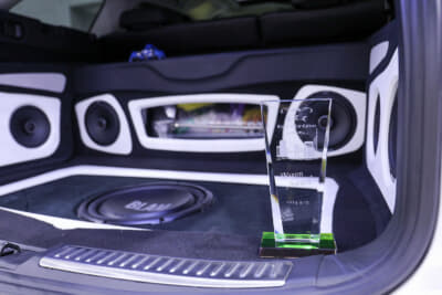 マツダ アテンザワゴン：C.C.C Create a Car Cultureでは、クリスタルガラスの美しいトロフィーが用意された