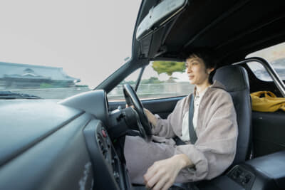 ユーノス ロードスター:長らくペーパードライバーだったという“moemi”さん、特訓により今ではスムーズにロードスターを走らせる