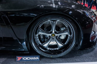 レクサス LC500：右側にはWORK VS KF＃のブリリアントシルバーブラックを装着