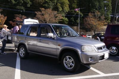 本格的クロスカントリー車ではなく、乗用車ベースのクロスオーバーSUVの流行により、ホンダはこの「CR-V」を1995年に投入したのだった