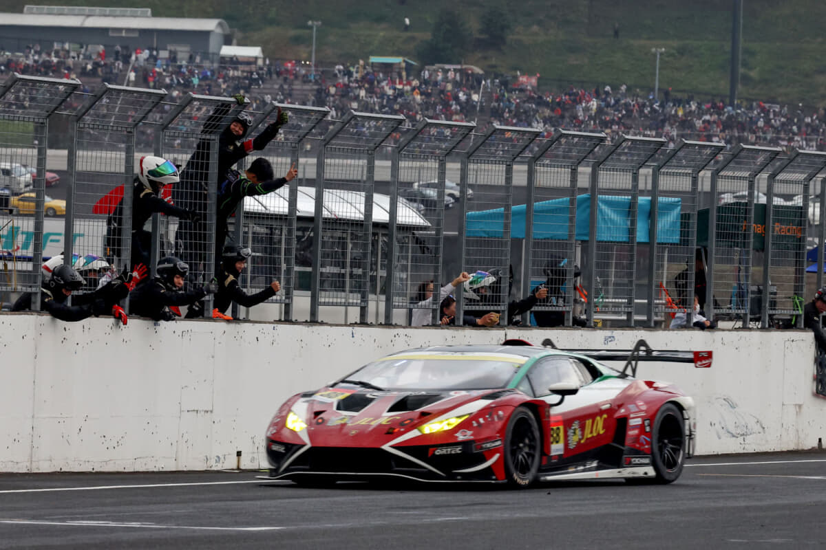 最終戦で優勝したJLOC ランボルギーニ GT3（小暮卓史／元嶋佑弥）