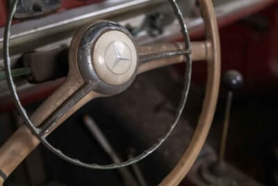 118万7500ドル（邦貨換算約1億8085万円）で落札されたメルセデス・ベンツ「300SL ロードスター」（C）Courtesy of RM Sotheby's