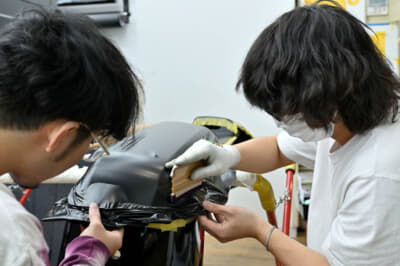 バンパーなどの複雑な形状のものにフィルムを貼るには技術だけでなくセンスも必要となる