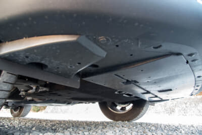 プジョー 2008 GT ブルーHDi：フロントのフロア下は空力も考慮されている