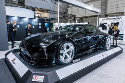 レクサス LC500：左側にはWORK VS KF＃のライトグレーイッシュシルバーを装着