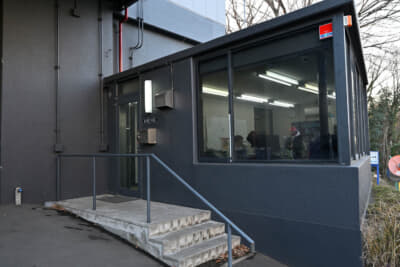 RENDEZ-VOUS「Yokohama Base」のエントランス。右手は事務所となっている