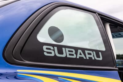 リアクオーターウインドウのSUBARUロゴ