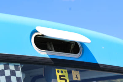 スズキ アルト ウォークスルーバン：箱型キャビンの前方にバスの行先表示板のような部分があり、ベンチレーターになっている