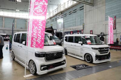 軽カーのエアロを中心に展開している人気ブランド、福岡県古賀市にあるバタフライシステムも、スズキ新型スペーシアカスタム用の最新作を展示