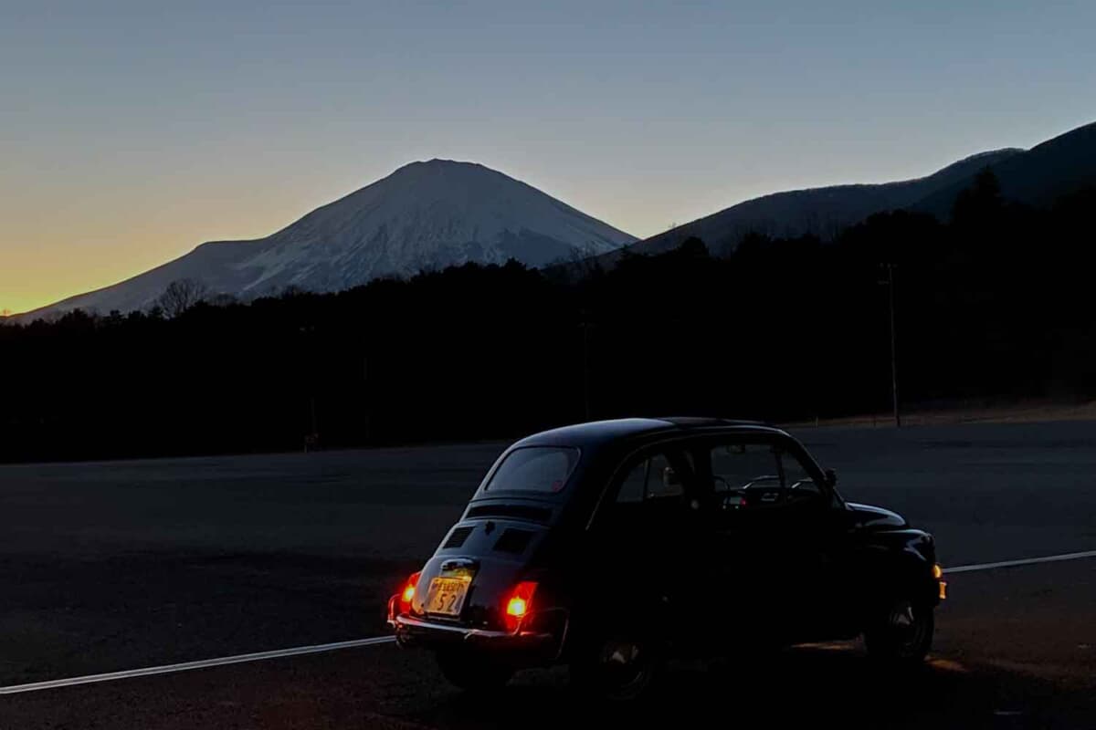 Tipoの撮影終了後の夕方、富士山と。新年用の初日の出をイメージして撮ったのだけど、壁ドン未遂事件で気分が萎えて……