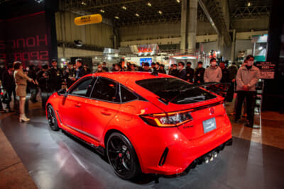 ホンダ シビック タイプR RACING BLACK Package：ワイヤレス充電器など、一部装備が追加されているため実質的なマイナーチェンジとも言える内容だ