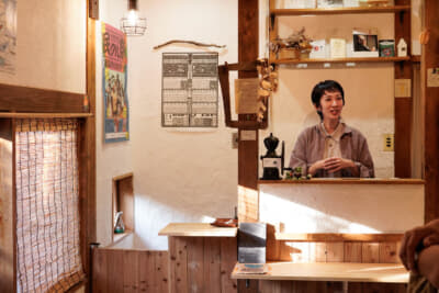 2年かけて仲間たちと空き家を改装し、素敵な空間を作り上げた“moemi”さん。ブック&カフェ「読×舎」の営業日はホームページほかSNSなどで確認できる