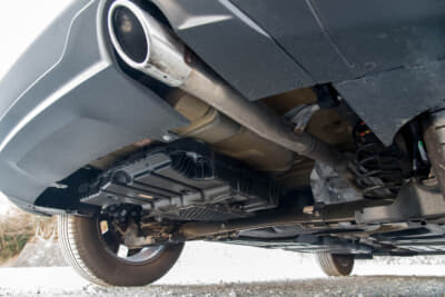 プジョー 2008 GT ブルーHDi：リアサスペンションはトーションビーム